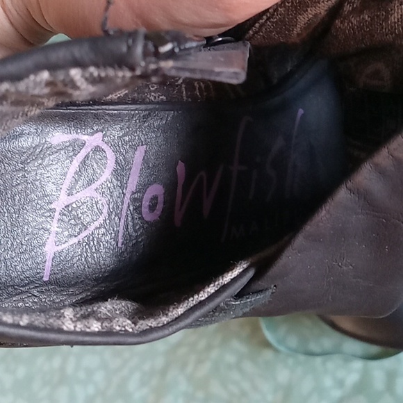 Sz8 Blowfish Leather Wedges LIKE NEW Charcoal, Zip with design Fish Pendant sexy - Picture 8 of 8